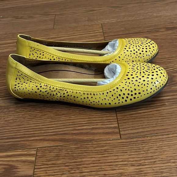 Vionic Robyn Perf Yellow Ballet Flats - Picture 4 of 7